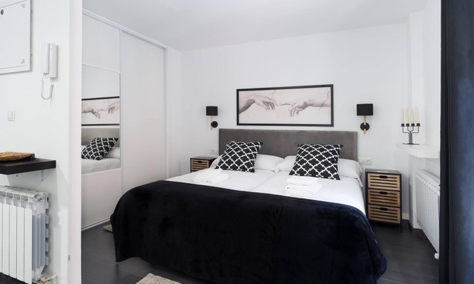 Old Town Apartment | Delightful Housingleon - Five Rooms Botines with Spa & Breakfast
