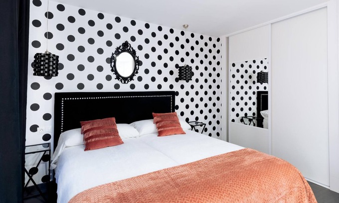 Old Town Apartment | Discover Housingleon: Five Rooms by Catedral with Spa & More