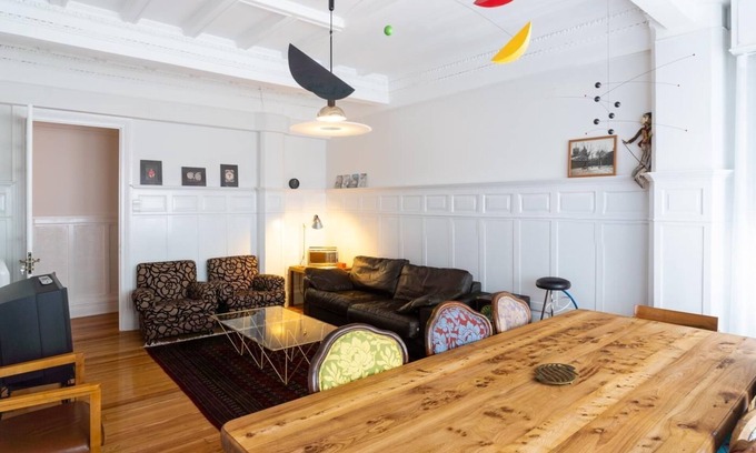 Leon City Centre Apartment | Experience Comfort at Housingleon Gaudí Suites with Spa & Kitchen