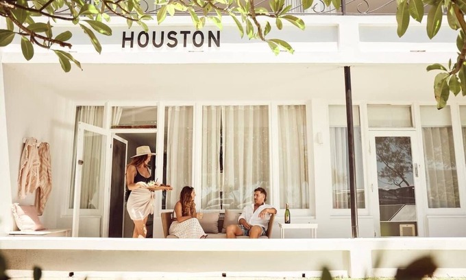 Currumbin Apartment | Beachfront Apartment in Houston with Ocean Views & Kitchen