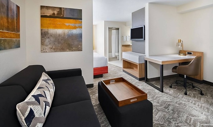 Southeast Houston Hotel | Ideal Stay with Pool, Kitchen & Shuttle Near Houston Zoo