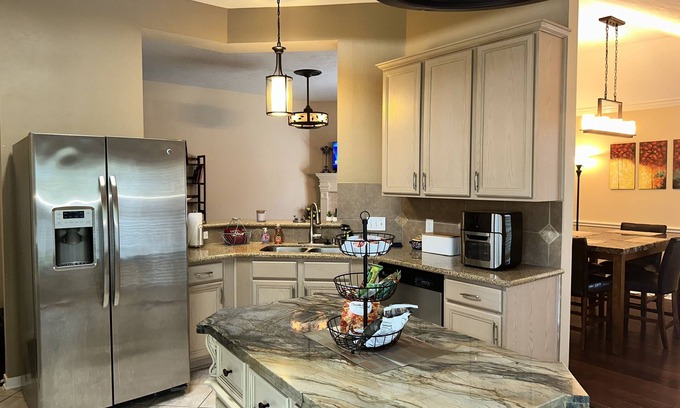 Manvel House | Tranquil Houston Hideaway: Pet Friendly with Hot Tub