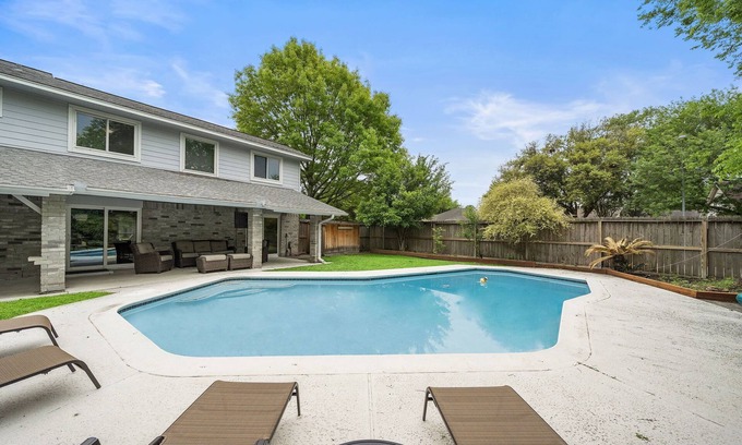 Barker House | Relaxing Poolside Retreat in Houston with BBQ & WiFi
