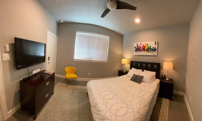 East Downtown Houston House | Cozy Houston Suite Near Downtown with Spa & Breakfast