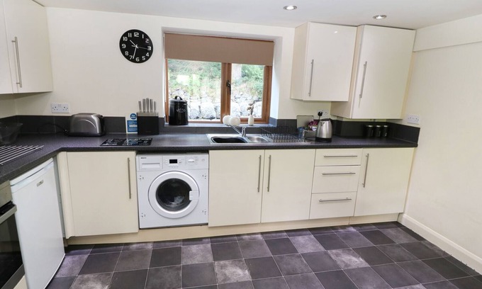 Cragg Vale Cottage | Hove Wood View: Family-Friendly Retreat with Breakfast & Pets