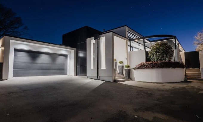 Fendalton House | Experience Luxury Living at Waiwetu St - Sleeps 15