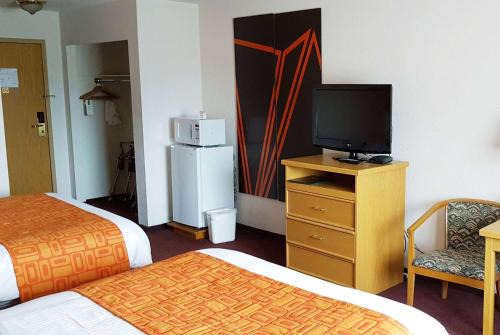 Fort St. John Hotel | Pet-Friendly Howard Johnson with Breakfast & Hot Tub Access