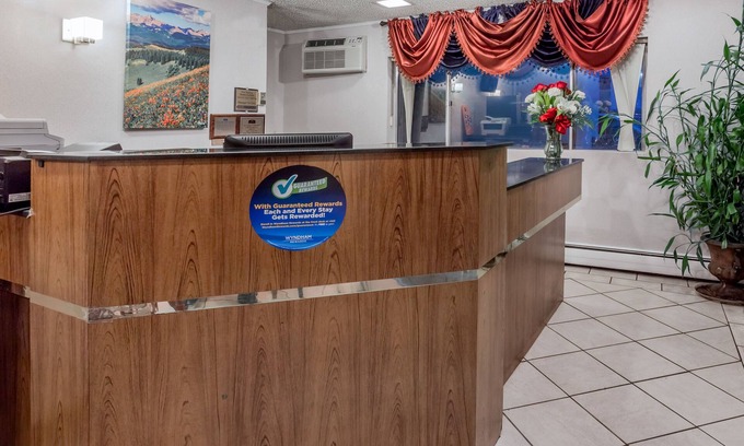 Central Colorado Springs Hotel | Family-Friendly Howard Johnson with Pool & Spa in Colorado Springs