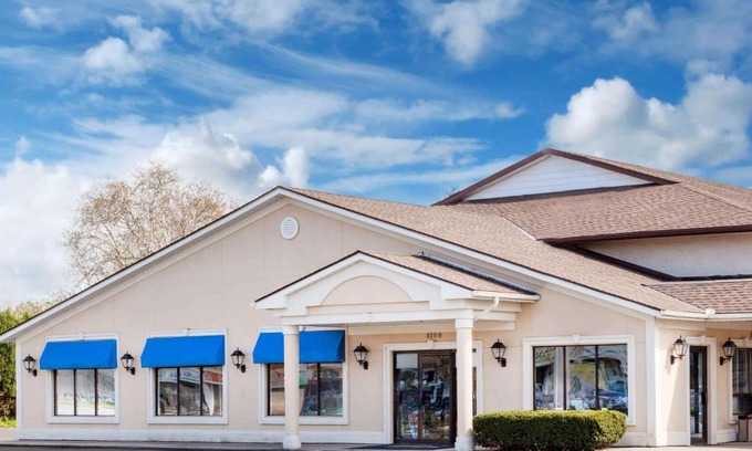 Niagara Falls Hotel | Cozy Howard Johnson by Wyndham Near Niagara Falls