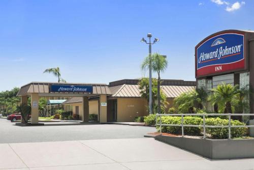 Winter Haven Hotel | Pet-Friendly Howard Johnson with Pool & Ocean Views