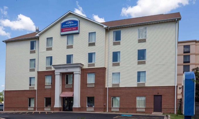 Highland Park Hotel | Convenient Stay at Howard Johnson by Wyndham Airport