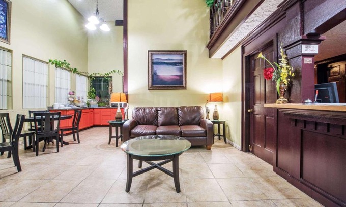 San Marcos Hotel | Budget-Friendly Stay at Howard Johnson San Marcos with Pool