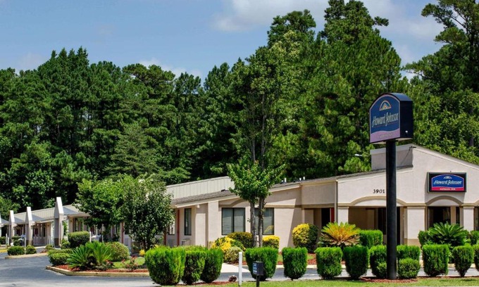Wilmington Hotel | Welcoming Howard Johnson by Wyndham Wilmington: Family-Friendly Stay
