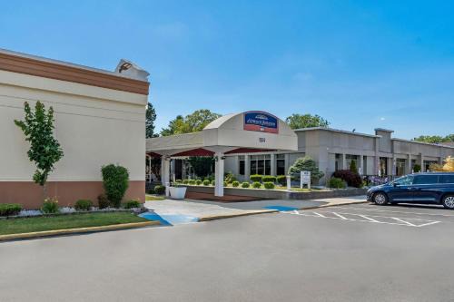 Colonie Hotel | Family-Friendly Howard Johnson by Wyndham Albany with Ocean Views