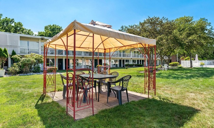Colonie Hotel | Family-Friendly Getaway at Howard Johnson by Wyndham Albany