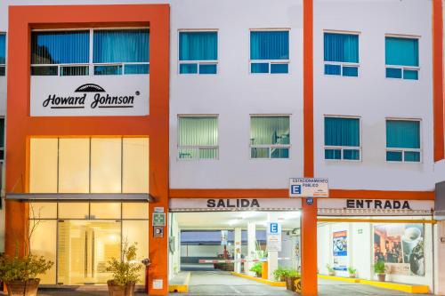Leon Centro Hotel | Relax at Howard Johnson Guanajuato with Pool & Dining