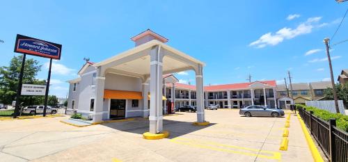 Washington Ave./ Memorial Park Hotel | Convenient Stay at Howard Johnson Houston Heights Downtown