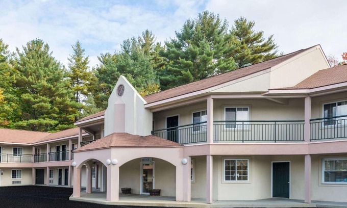 Lenox Hotel | Comfortable Stay at Howard Johnson by Wyndham Lenox