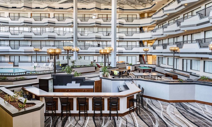 Lima Hotel | Relaxing Stay at Howard Johnson by Wyndham Lima with Pool