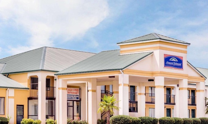 Perry Hotel | Pet-Friendly Retreat at Howard Johnson in Perry, GA