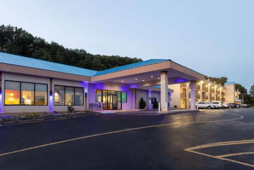Salem Hotel | Welcoming Howard Johnson by Wyndham Salem Hotel & Conference Center