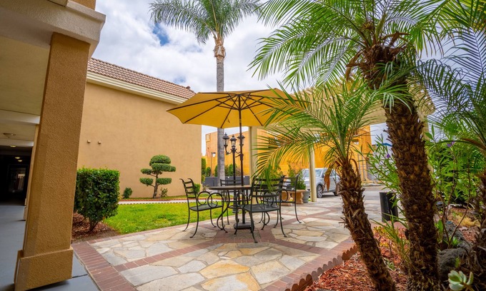 Buena Park Hotel | Family-Friendly Retreat at Howard Johnson Buena Park