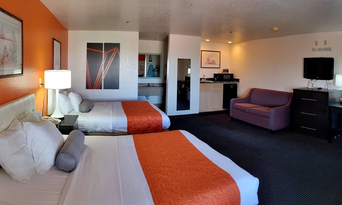 Holbrook Hotel | Relax at Howard Johnson by Wyndham Holbrook with Pool & Spa