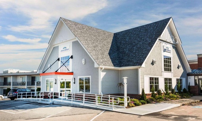 Middletown Hotel | Discover Howard Johnson Middletown: Pet-Friendly Comfort