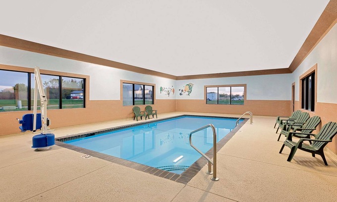 Waterloo Hotel | Comfortable Stay at Howard Johnson Waterloo with Pool & Breakfast