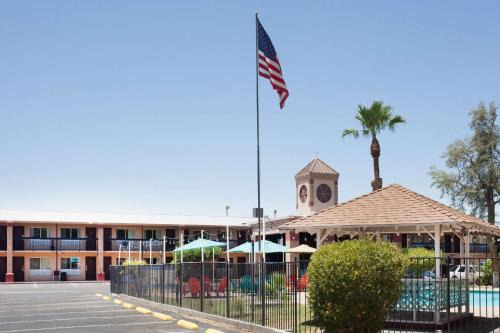 Yuma Hotel | Cozy Stay at Howard Johnson by Wyndham Yuma with Pool