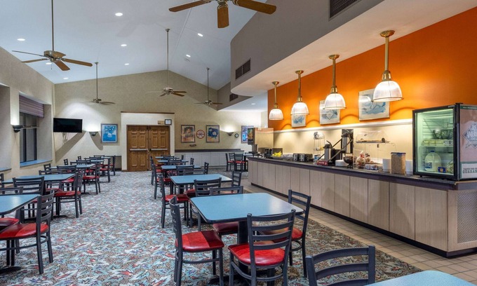 Salem Hotel | Convenient Howard Johnson Hotel & Conference Center in Salem