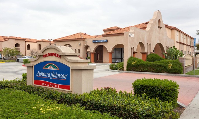 El Rancho Hotel | Cozy Howard Johnson Hotel & Suites with Pool and Dining