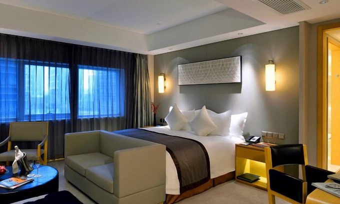 Yinzhou Hotel | Inviting Howard Johnson IFC Plaza Ningbo: Pool & Spa Awaits