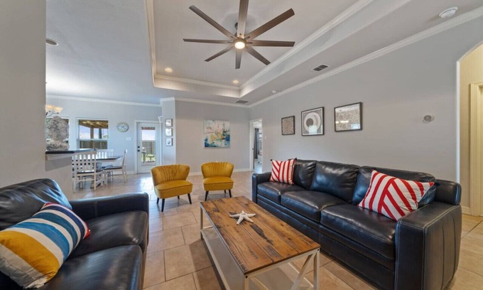 Flour Bluff House | Unwind at Palm Family Oasis - Pet Friendly with Ocean Views