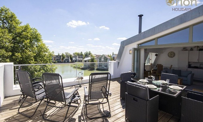 Malmesbury Apartment | Discover Howells Mere 90: Family-Friendly Retreat with Pool