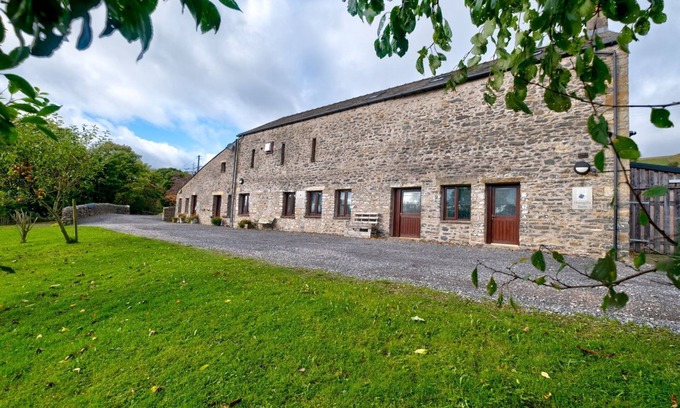 Sedbergh Apartment | Howgills Barn: Pet-Friendly Retreat with Spa & Pool in Yorkshire