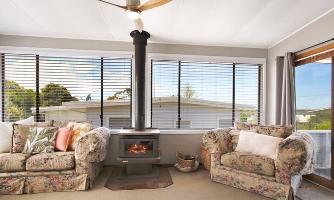 Metung Hotel | Howitt House - Family-Friendly Retreat with Lake Views