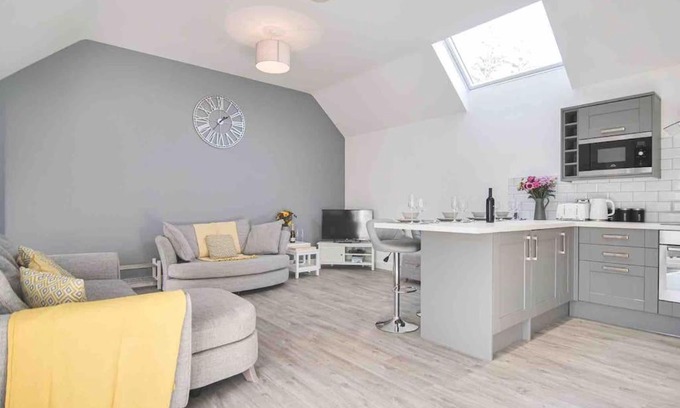 York House | Relaxing Hoxne Cottages: Poppy Cottage with Hot Tub Oasis