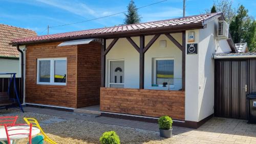 Zsorifurdo Apartment | Pet-Friendly HT Apartman with Breakfast & Child Amenities