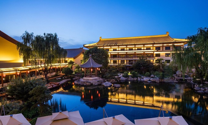 Yanta Qu Hotel | Elegant HUALUXE Xi'an Tanghua Hotel with Pool & Eco-Friendly Amenities