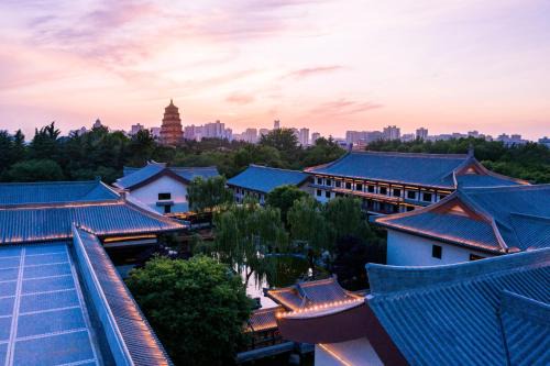 Yanta Qu Hotel | Discover HUALUXE Xi'an Tanghua: Top-Rated 5-Star Comfort