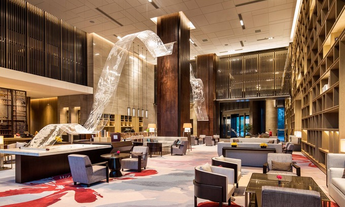 Haicang Hotel | Elegant HUALUXE Xiamen Haicang with Harbour Views & Pool