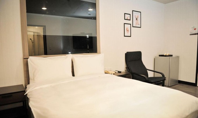 Central District Hotel | Pet-Friendly Huang Kai Hotel with Breakfast & Child Amenities