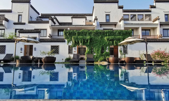Huizhou District Bed & Breakfast | Discover Huangshan Huizhou Creek Villa with Pool & Dining