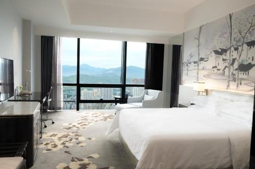 Huaqiang North Hotel | Elegant Huaqiang Plaza Hotel with Afternoon Tea & Mini Bar