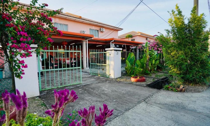 Semporna Villa | Stay at HUAQIAO HOME: Family-Friendly with Free Breakfast