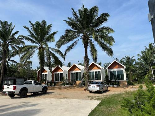 Lang Suan House | Enchanting Huather Villa & Cafe with Hot Tub and Dining