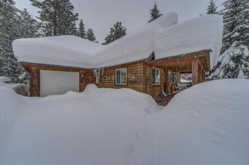 McCall House | Relaxing Stay at Hubbard Cabin with Hot Tub Amenities
