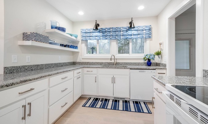 South Haven House | Cozy Hubbard House: Pet-Friendly Retreat near Dyckman Beach