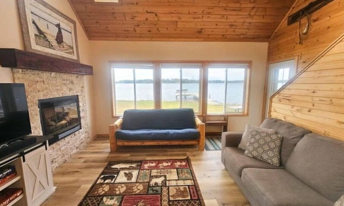 Chetek Cabin | Huber Cottage: Lakefront Cabin with Dock and Beach Access